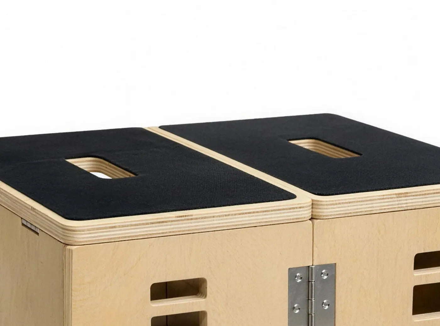 De zwarte grip-top met uitgefreesde handgreep